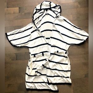 Black and white striped robe with belt, size M/G